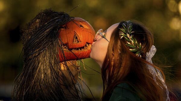 Девушка позирует подруге, целуя тыкву на Вестсайдском фестивале Hallo Fes в Бухаресте, Румыния - Sputnik საქართველო