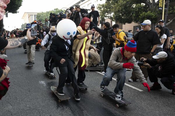 Halloween Hellbomb-ის ღონისძიების დროს სკეიტბორდისტები ფერდობზე ეშვებიან, აშშ.  Halloween Hellbomb-ის ღონისძიების დროს სკეიტბორდისტები ფერდობზე ეშვებიან, აშშ. - Sputnik საქართველო