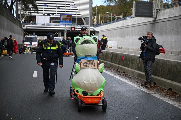 ნიდერლანდების ქალაქ ჰააგასთან ახლოს მოძრაობა Extinction Rebellion-ის (XR) აქტივისტებმა A12 ავტომაგისტრალის ერთი მონაკვეთი გადაკეტეს. ნიდერლანდების ქალაქ ჰააგასთან ახლოს მოძრაობა Extinction Rebellion-ის (XR) აქტივისტებმა A12 ავტომაგისტრალის ერთი მონაკვეთი გადაკეტეს. - Sputnik საქართველო