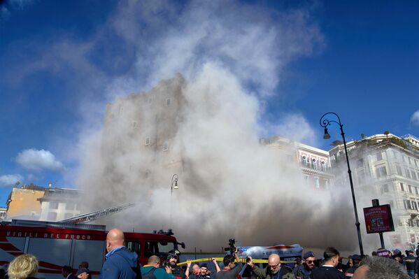 Средневековая башня Торре-деи-Конти возле Римского форума частично обрушилась во время реставрационных работ в понедельник, 3 ноября. - Sputnik Грузия