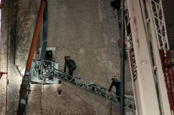 В результате обрушения несколько человек оказались под завалами. - Sputnik Грузия