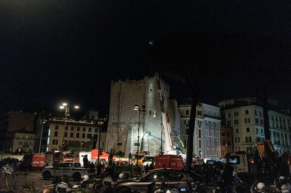 Последнего из пострадавших рабочих искали до глубокой ночи, в спасательной операции были задействованы беспилотники. Спустя более чем 10 часов его все же удалось извлечь из-под завалов. 66-летнего мужчину увезли на скорой, однако в больнице он скончался. - Sputnik Грузия