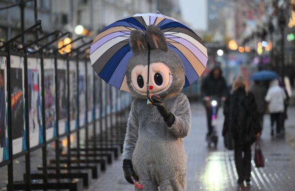 Аниматор во время дождя на Старом Арбате в Москве - Sputnik Грузия