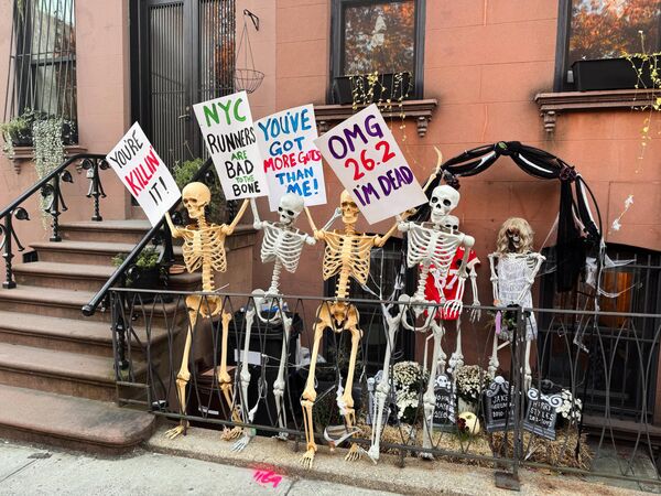 &quot;Зрители&quot; с воодушевляющими посланиями на Нью-Йоркском марафоне. - Sputnik Грузия