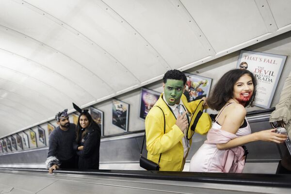 ადამიანები ლონდონში, პიკადილის მოედანზე ჰელოუინს ზეიმობენ. - Sputnik საქართველო