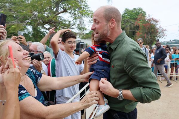 პრინცი უილიამი ბრაზილიაში, პაკეტას კუნძულის მცხოვრებლებთან შეხვედრის დროს ბავშვის დათმობაზე უარს ამბობს. - Sputnik საქართველო