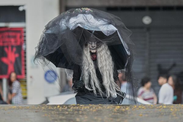 ბრაზილიის ქალაქ სან-პაულოში მიცვალებულთა დღის აღსანიშნავად გამართული „ზომბების გასეირნების“ ღონისძიების მონაწილე. - Sputnik საქართველო