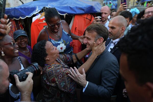  საფრანგეთის პრეზიდენტი ემანუელ მაკრონი ბრაზილიაში, ბაიას შტატში, სალვადორის პელურინიოს რაიონში ვიზიტის დროს ადგილობრივ მოსახლეობას ესაუბრება. - Sputnik საქართველო