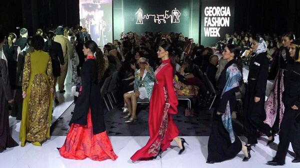 В Тбилиси прошла Неделя высокой моды - видео - Sputnik Грузия
