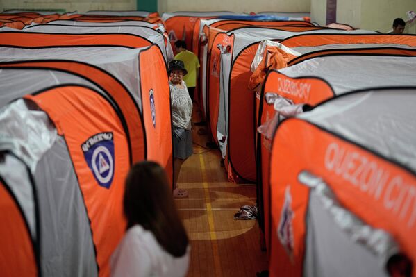 Женщина в эвакуационном центре во время тайфуна "Фунг-вонг" в Кесон-Сити. - Sputnik Грузия