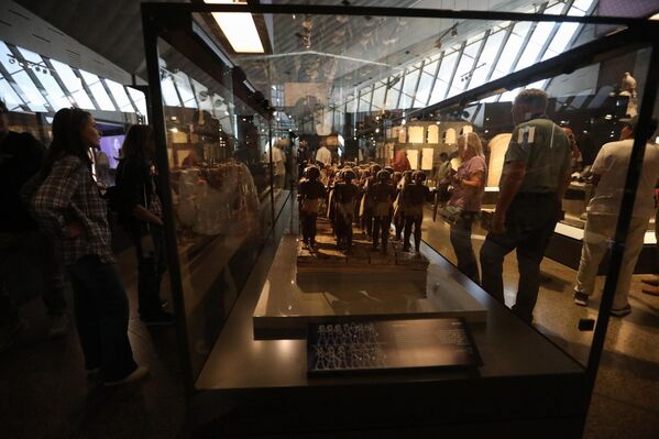 Помимо экспозиционных залов, под крышей музейного комплекса расположились восемь ресторанов, фуд-корт, реставрационные и консервационные лаборатории, сады, 3D-кинотеатр, конференц-центр и другие &quot;коммерческие&quot; помещения. - Sputnik Грузия