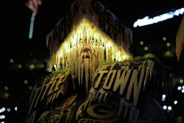 Болельщик "Грин-Бэй Пэкерс" Джефф Калоу наблюдает за матчем НФЛ. Болельщик "Грин-Бэй Пэкерс" Джефф Калоу наблюдает за матчем НФЛ. - Sputnik Грузия