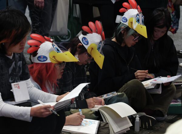 Студенты художественного вуза проводят день, рисуя и зарисовывая животных в Канаде. Студенты художественного вуза проводят день, рисуя и зарисовывая животных в Канаде. - Sputnik Грузия