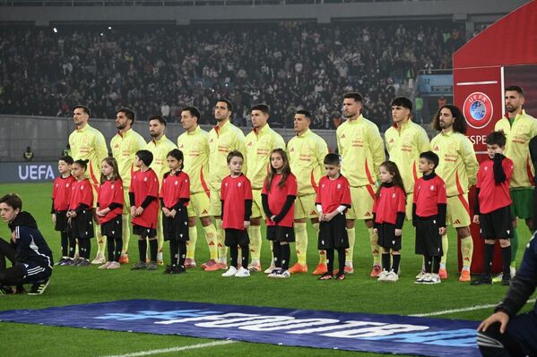 Испанцы вышли на поле, готовясь к серьезной борьбе.  - Sputnik Грузия