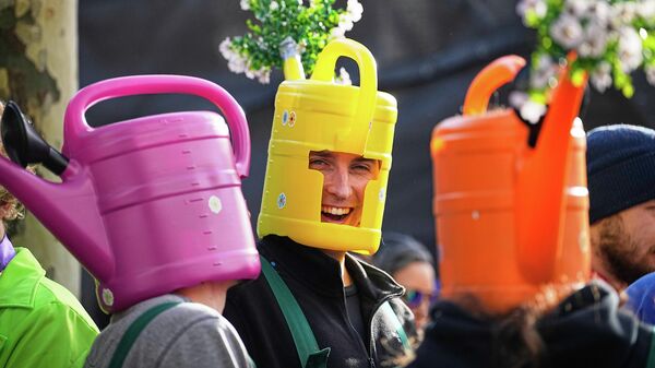 „სარწყავი თავები" და კატა პოსტზე: კვირის ყველაზე სასაცილო ფოტოები