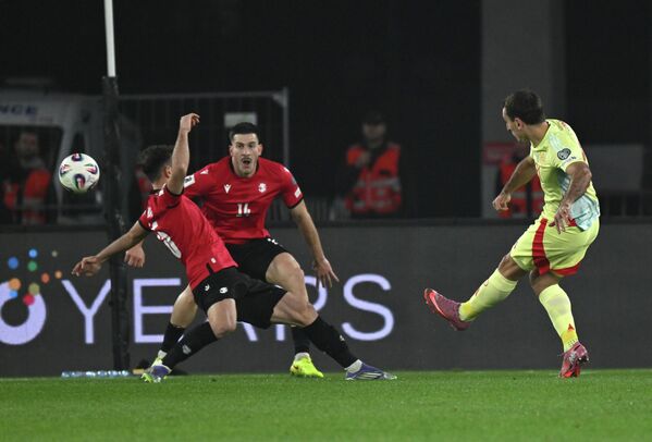 Грузинские футболисты пытались сдержать натиск сборной Испании.  - Sputnik Грузия