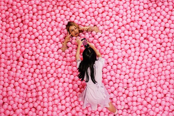 Посетители во время фестиваля Pop Land в торговом центре Бангкока в Таиланде. Посетители во время фестиваля Pop Land в торговом центре Бангкока в Таиланде. - Sputnik Грузия