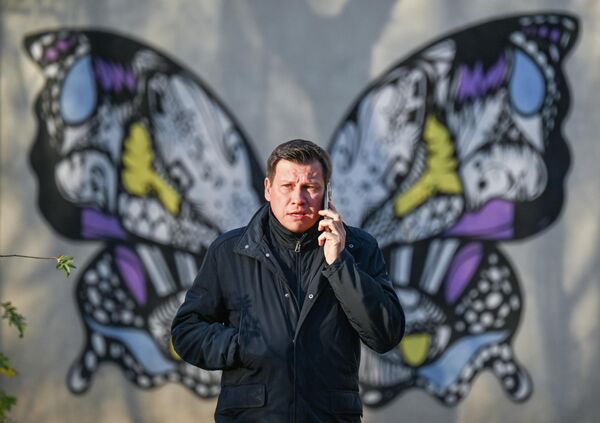 მამაკაცი მოსკოვში, „დელეგატსკის პარკში" ტელეფონზე საუბრობს. - Sputnik საქართველო