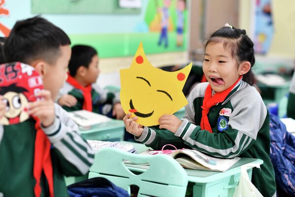 დაწყებითი კლასების მოსწავლეები  „ურთიერთმისალმების“ თემატურ ღონისძიებაზე ცინდაოში,  ჩინეთი. - Sputnik საქართველო