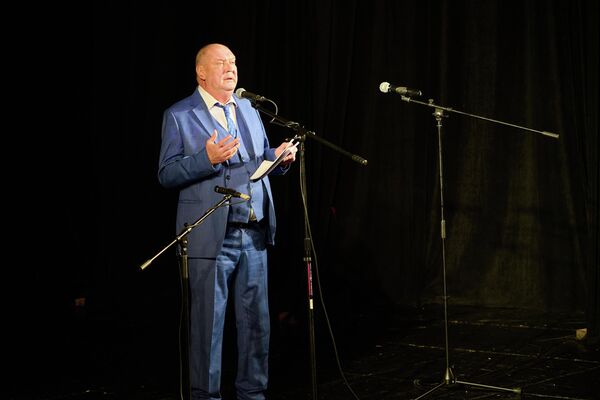 Своим выступлением вечер памяти журналиста и поэта Владимира Головина открыл президент &quot;Русского клуба&quot; в Грузии Николай Свентицкий.  - Sputnik Грузия