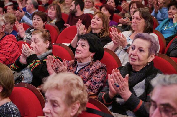 На вечере собрались близкие и друзья Владимира Головина, а также его коллеги и представители творческой интеллигенции. - Sputnik Грузия