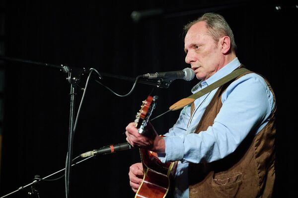 Поэт, бард, переводчик Гога Чкония выступает на вечере памяти Владимира Головина. - Sputnik Грузия