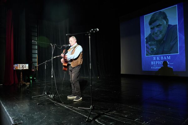 Вечер длился более двух часов. Перед гостями выступает музыкант Гога Чкония. - Sputnik Грузия