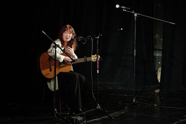 Музыкант и певица Лариса Новосельцева, выступление которой растрогало всех собравшихся в зале.  - Sputnik Грузия