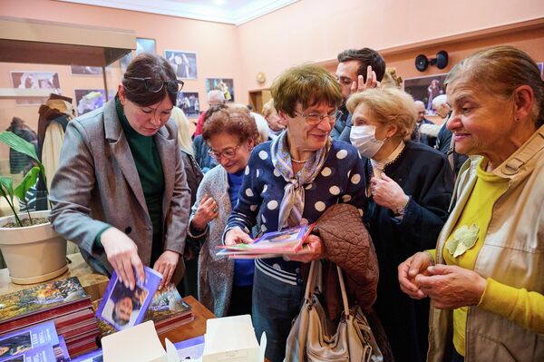 По завершении вечера каждый зритель получил в дар книгу Владимир Головин. Я к вам вернусь..., изданную Русским клубом в своей знаменитой серии Русские в Грузии.  - Sputnik Грузия
