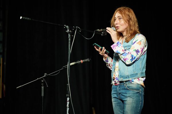 Музыкант и певица Анна Григ исполнила несколько песен на вечере памяти. - Sputnik Грузия