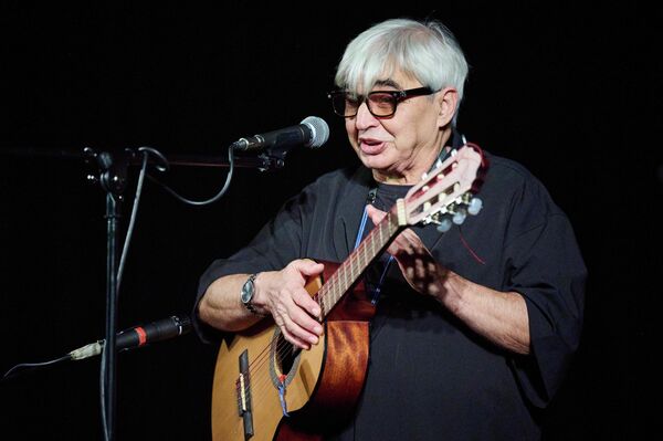 Бард и музыкант Роб Авадяев исполнил несколько песен перед собравшимися в Малом зале на вечере памяти журналиста и поэта Владимира Головина. - Sputnik Грузия