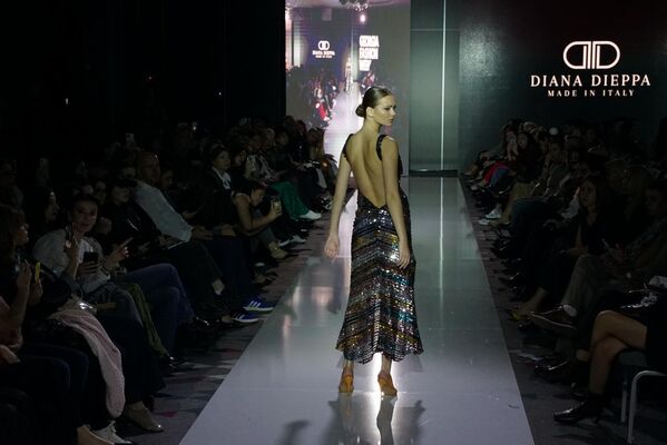 На ней были представлены коллекции весна-лето 2026 для женщин, мужчин и детей в стилях prêt-à-porter и haute couture. - Sputnik Грузия