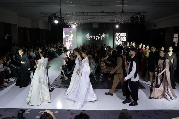 В столице Грузии состоялось долгожданное модное событие осени.  - Sputnik Грузия