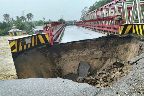 Мост, разрушенный внезапным наводнением в Индонезии. - Sputnik Грузия
