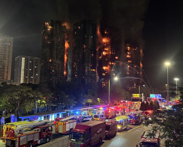 Работы по тушению пожара, охватившего жилые многоэтажные здания в комплексе. - Sputnik Грузия