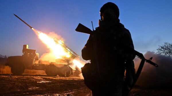 Боевая работа РСЗО Град группировки войск Центр в зоне СВО - Sputnik Грузия