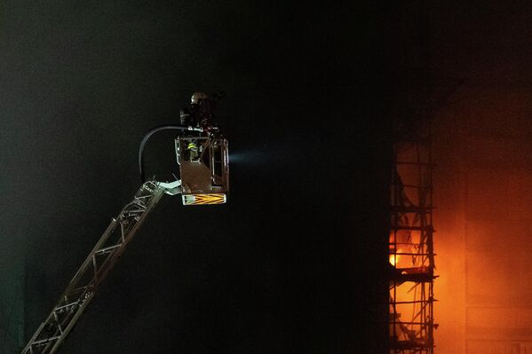 მეხანძრეები აქრობენ ხანძარს, რომელმაც საცხოვრებელი კომპლექსის მრავალსართულიანი შენობები მოიცვა. - Sputnik საქართველო