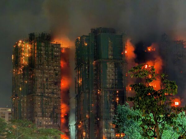 მეხანძრეები „ვან ფუკ კორტის&quot; საცხოვრებელ კომპლექსში გაჩენილ ხანძარს  აქრობენ. - Sputnik საქართველო