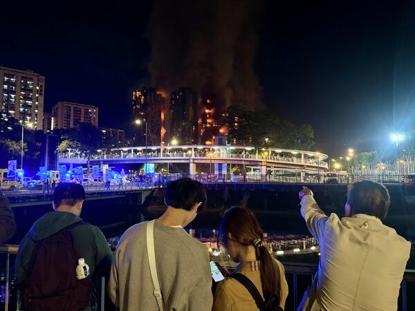 „ვან ფუკ კორტის&quot; კომპლექსის ცეცხლმოკიდებულ მაღალსართულიან საცხოვრებელ შენობებს მოქალაქეები შორიდან თვალს ადევნებენ. - Sputnik საქართველო