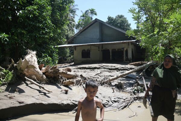 Поврежденный дом после наводнения в Индонезии. - Sputnik Грузия