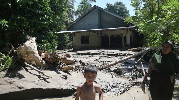 Поврежденный дом после наводнения в Индонезии  - Sputnik Грузия