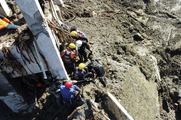 Поднятие тела жертвы наводнения в Индонезии. - Sputnik Грузия