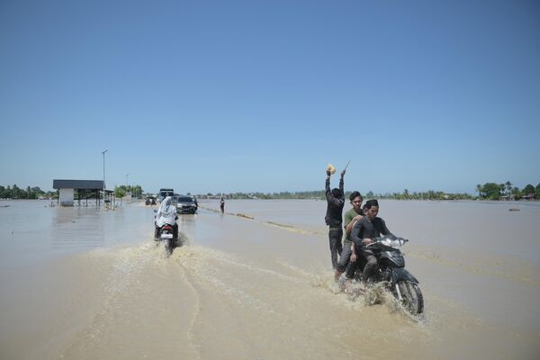 Затопленные улицы после наводнения в Индонезии. - Sputnik Грузия