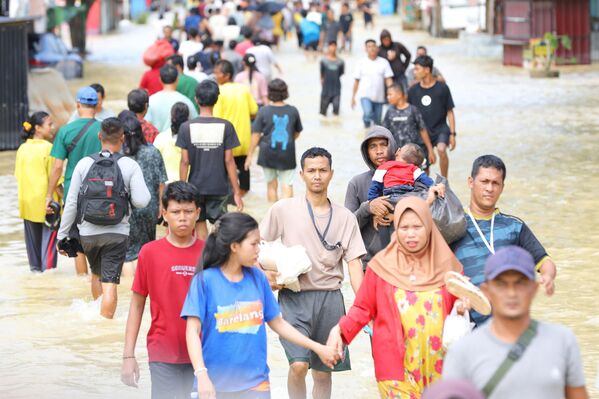 Затопленные улицы после наводнения в Индонезии. - Sputnik Грузия