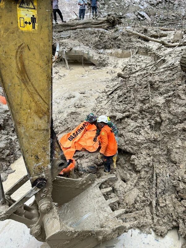 Поисковые работы после наводнения в Индонезии. - Sputnik Грузия