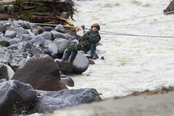 Поисковые работы после наводнения в Индонезии. - Sputnik Грузия