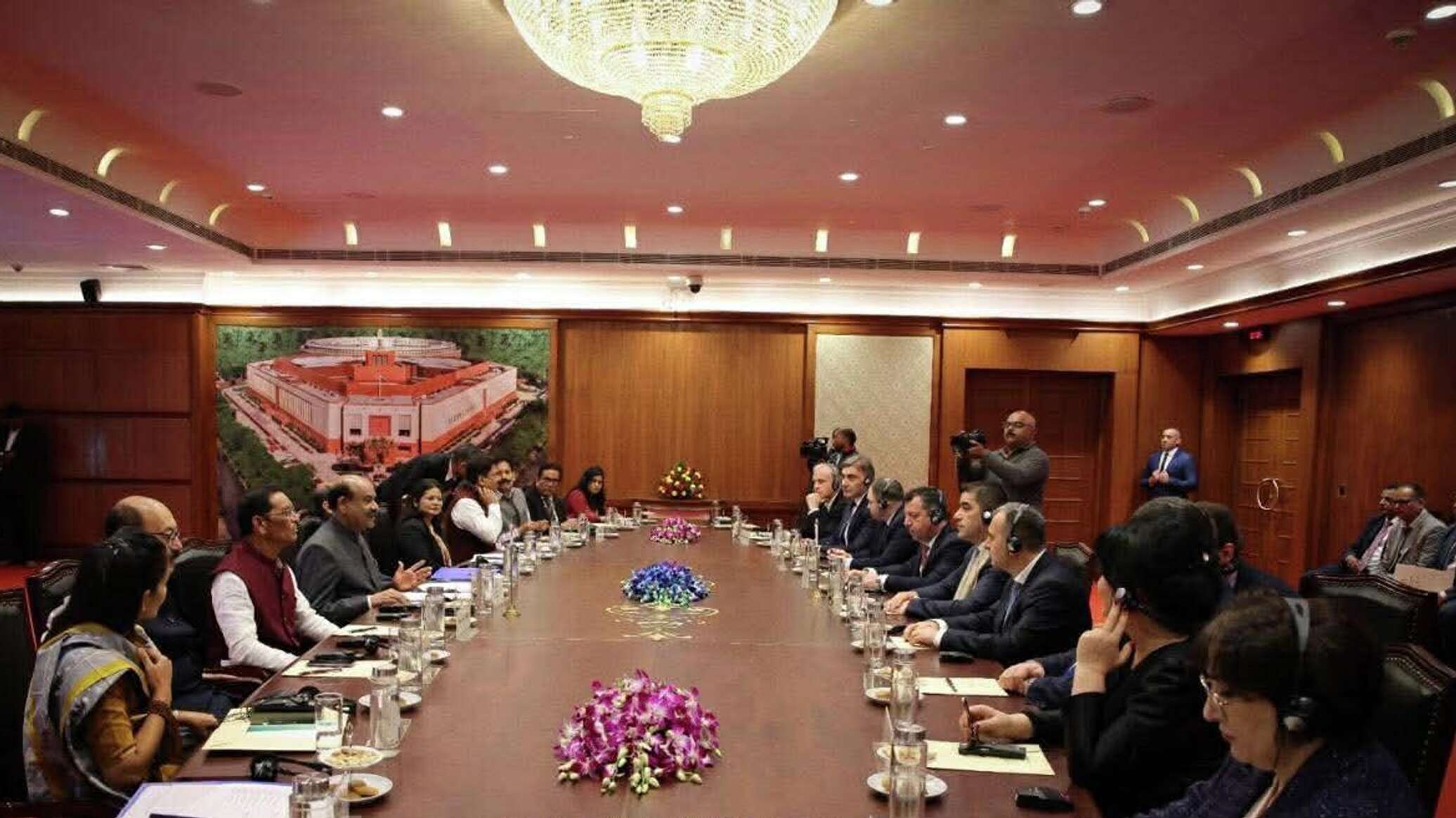 პარლამენტის თავმჯდომარის ვიზიტი ინდოეთში: პაპუაშვილმა პირველი შეხვედრები გამართა