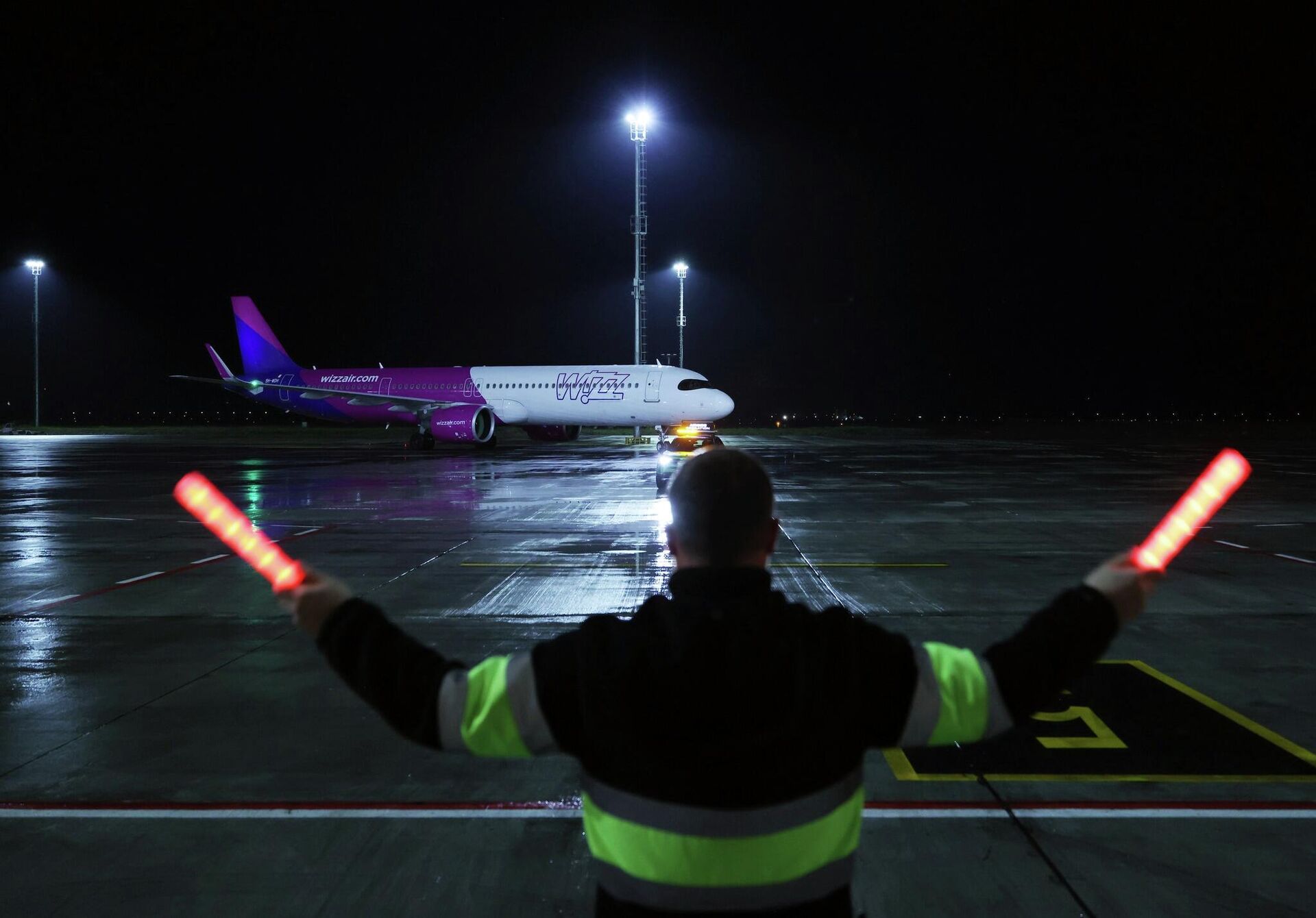 Wizz Air выполнил первый прямой регулярный рейс из Венеции в Кутаиси - Sputnik Грузия, 1920, 03.12.2025