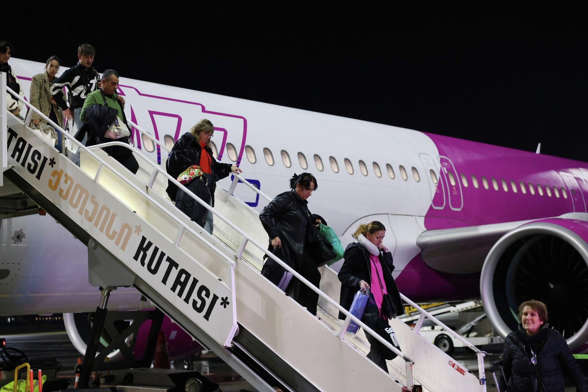 Wizz Air выполнил первый прямой регулярный рейс из Венеции в Кутаиси - Sputnik Грузия, 1920, 03.12.2025