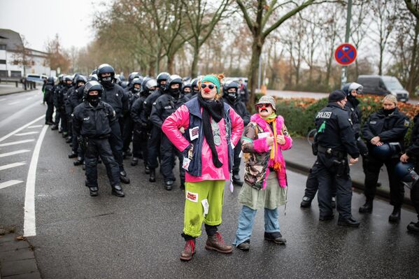 Клоуны выступают перед полицейскими во время демонстрации протеста против учредительного съезда нового молодёжного крыла ультраправой политической партии &quot;Альтернатива для Германии&quot; в Гиссене. - Sputnik Грузия